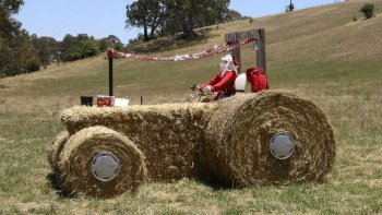 Qui a dit que le Père Noël était toujours sérieux ?! Retrouvez le Père Noël dans tous ses états, à commencer par un Père Noël sur un tracteur ! :-)