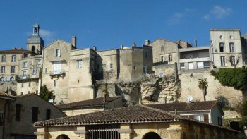 Cette semaine, venez découvrir la ville de Bourg en Gironde. Il s'agit d'un village ancien situé sur les bords de la Dordogne. Véritable cité historique où l'on peut longer les fortifications et apercevoir un lavoir après s'être promené dans un dédale de ruelles . Vous visiterez les remparts et la maison algérienne, le site troglodyte et bien des curiosités comme le "bateau lavoir". 