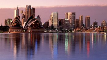 A travers ce diaporama, découvrez des paysages désertiques, des animaux insolites, et différentes villes australiennes dont Sydney. Des panoramas à couper le souffle vous attendent où la roche est apparente et la végétation rare sans oublier les kangourous et les koalas !