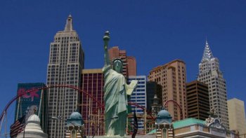 Partons à las Vegas et découvrons cette ville hors du commun et ses environs. Las Vegas, ville du jeu et de la fête ! De hauts gratte-ciels surplombent cette ville étonnante. Retrouvez également la Tour Eiffel ! Vous aurez également le plaisir d'apercevoir des  dunes de sables, des montagnes rocailleuses et des décors typiquement américains... 
