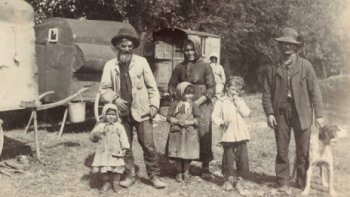 Au travers de cet écrit, je voudrais rendre un hommage à une famille des gens du voyage des années 60/70, qui faisait halte quelques jours dans mon village, et dont le dernier survivant demeure à La Roque-Gageac, un village touristique situé sur les rives de la Dordogne. Entre autres, la vannerie était leur principal gagne-pain. Il a perpétué cette coutume pour survivre.