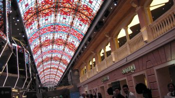 Sur le MERAVIGLIA, bateau de croisière, voici le plafond de la grande galerie.