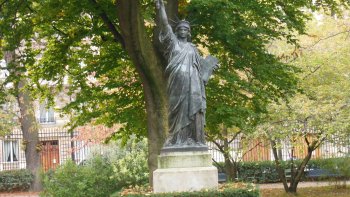 Venez admirer le jardin du Luxembourg avec ses statues, ses chrysanthèmes, ses sculptures avec notre amie Louisette.