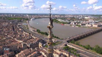 C'est l'ascension vertigineuse de cette flêche par de vrais artistes au chevet de cet ouvrage,et faisant découvrirune vue panoramique de la ville.
