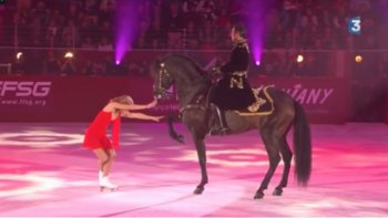 Une belle complicité entre une patineuse un cavalier et son cheval.
