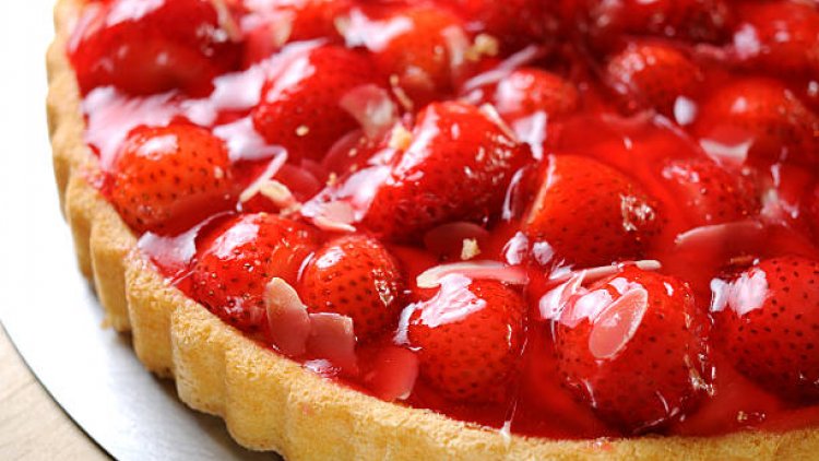 c'est la pleine saison des fraises,cette recette n'est pas celle du fraisier (je donnerais après) mais ne pure invention de ma part,elle plait alors avec moi ensemble,faisons là.les enfants,et nous les grands l'aimons.