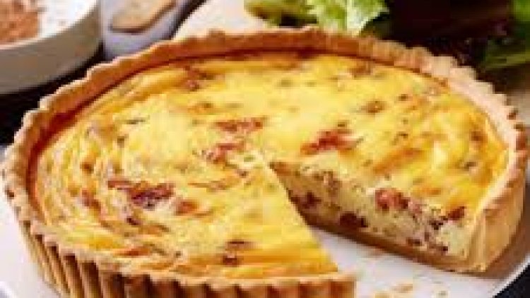 tout simple la quiche lorraine d'ou je viens toujours bonne,appréciée,sans ajout de ci ou ca  servie chaude ou tiède avec ne bonne salade verte et voilà le tour est joué!!!.