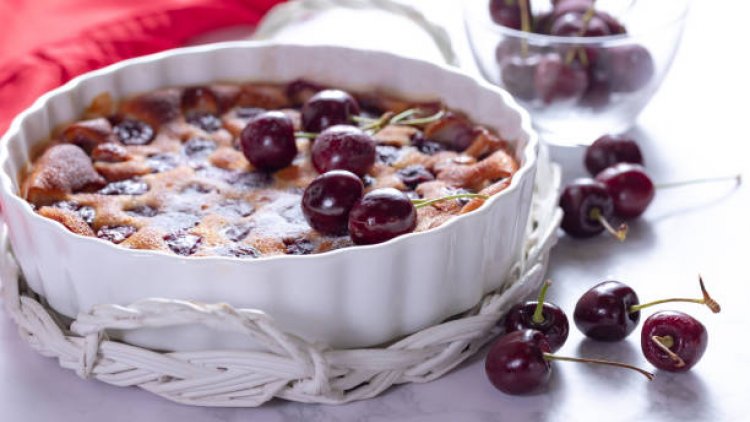 si vous utilisez d'autres fruits pour la recette,vous l'appellerez flognarde ou flougnarde.c'est délicieux avec des pommes aussi,des prunes ou des pêches.je le fais pratiquement qu'a la poudre d'amandes,plus léger,mais tout farine va très bien.