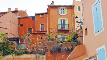 Voici un poème formulé comme une ode à la douceur provençale, écrit par notre ordissinaute Monique, intitulé "Visage de Provence". Le bonheur de vivre dans cette belle région est souligné dans chaque vers.