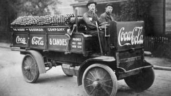 Aujourd'hui au menu l'Histoire et les origines du Coca-Cola. Coca est la boisson non alcoolisée la plus vendue au monde, Elle incarne à elle toute seule les Etats-Unis d'Amérique, mais saviez-vous que c'est un français qui a popularisé la boisson à la Coca ?