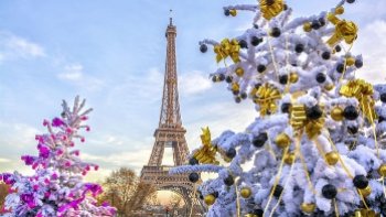 Paris Noël : La ville aux mille lumières ! - A cause de la crise sanitaire, les restaurants parisiens sont fermés, de même pour les bars....le couvre-lit, le confinement et les boutiques qui ferment tôt rendent ce Noêl 2020 très unique. Malgré cela, la ville est décorée de mille lumières - Nom de la chanson : Noël à Paris par Sam Shore. !