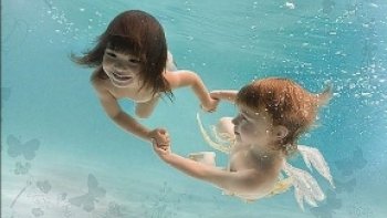 Zena Holloway, est une artiste anglaise, photographe, spécialisée dans les marines; et prises de vue aquatiques.