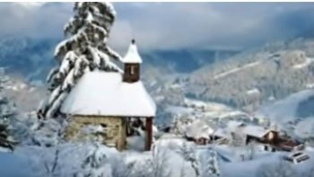 L'artiste  fait chanter la  neige......pour un Noël en  blanc .....celui  de notre enfance, encore émerveillée, dans l'innocence.......des possibles, en  devenir....