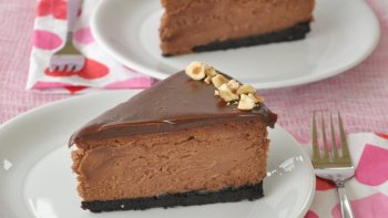 Voici comment réaliser un délicieux cheesecake au Nutella à la maison ! recette rapide, et facile pour un délicieux gâteau, même sans compétences culinaires ! Vous verrez que tous vos amis seront émerveillé par ce Cheesecake au Chocolat ! Vous serez choqué par son goût ! Alors début à la fin pour apprendre à faire un gâteau au fromage sans crème très savoureux ! - (INGRÉDIENTS) : 280 gr. de biscuits au chocolat - 80 gr. de beurre - 550 gr.de fromage à la crème - 80 gr. de sucre en poudre - 450 gr. de Nutella - 1 c. à soupe de cacao -  GLAÇAGE : 100 gr. de chocolat au lait -20 gr. de chocolat noir - 30 gr. d'huile végétale. ! ------- Et c'est ensuite que Pierre ANDRE vous propose " dans une ambiance génereuse " CONCHITA DANS TA CUISINE " Bonne journée. !