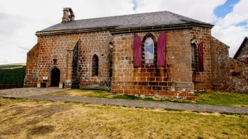 La chapelle nôtre dame de vassivière ainsi qu'un petit oratoire la "chapeloune" où coule une source miraculeuse,est située à proximité de super besse dans un cadre magnifique.