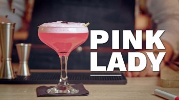 Cocktail grand classique. Un mélange vif et doux à la fois : voici la superbe Pink Lady et sa belle mousse. Ne vous laissez pas berner par sa couleur pastel, ce cocktail a du caractère ! À déguster avec modération !