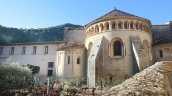 Saint-Guilhem-le-Désert, un charmant village médiéval bâti en forme de nef, un écrin idéal pour ce qui est sans doute la plus belle abbaye de l'Hérault : l'abbaye de Gellone (IXe-XIe siècle). Etape prestigieuse sur le chemin de Compostelle que les pèlerins appelaient "la rose au cœur des montagnes". !