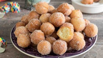 Voici une recette de beignets hyper simple a réaliser et hyper bon. ( INGRÉDIENTS : 2 pots de yaourt nature - 2 pots de farine tout usage - 1 c. à café de levure chimique - 1 c. à café de sucre semoule - sucre glace. ) ! ----- Ensuite c'est Sim et Patrick Topaloff qui vous interprète  " OÙ EST MA CHEMISE GRISE ? " ! Bonne journée à tous !