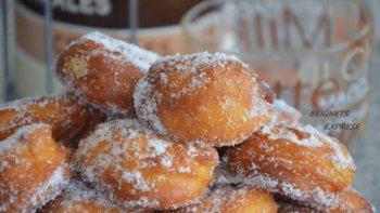 Un nom difficile à retenir mais un goût inoubliable !
Voici nos beignets de carnaval. Ne lésinez ni sur les oeufs ni sur le beurre.
Avec 6 oeufs et plus d'un kilo de farine, j'en fais 60.