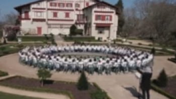 Quand la chorale du collège Saint.Michel Garicoitz de Cambo-les-Bains fait le buzz dans les jardins de la Villa Arnaga
Gageons qu'Edmond Rostand, le célèbre dramaturge et iconique résident de la Villa Arnaga aurait su apprécier la performance :
La 5e Symphonie de Beethoven pour percussions corporelles interprétée par le Choeur des Colibris du Collège Saint Michel Garicoïtz de Cambo.
chanter avec des masques,,,pas facile ,,,alors la professeure  a trouvé une solution.
