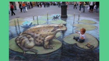 Peintre des trottoirs, artiste des rues, Julian BEEVER dessine à la craie, sur le bitume, des anamorphoses en trompe-l'oeil, œuvres éphémères qu'il efface ..