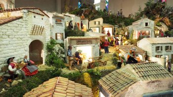 La crèche de Noël de Banon est l'une des plus belle de Provence. Les bénévoles installent cette crèche en une dizaine de jours, sur 80 m2 au sol, 4 m. de haut et 300 santons pour reconstituer un village de Haut Provence, en observant chaque détaille et minutieusement réalisé, dans les maisons, avec le vendeur de légumes, le pêcheur, la distillerie de lavande, le berger et ses moutons, les joueurs de carte. Au fil de la visite, on peut imaginer la vie d'autrefois dans ce beau village de Provence. ! Joyeux Noël à tous et à toutes. !