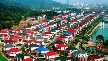 Chaque Résident est un MILLIONNAIRE ! HUAXI, un village de l'une des provinces chinoises, est désormais célèbre parce qu'il est peuplé exclusivement de millionnaires. Les pauvres d'Huaxi sont ceux dont la fortune est inférieur à 400 000 dollars ! Le village compte désormais 60 000 habitants, qui vivent tous dans des maisons de luxe, conduisent des voitures de luxe et on beaucoup d'argent sur leurs comptes bancaires. Il y a beaucoup à perdre quand quelqu'un décide de quitter le village. Mais personne n'est pressé de fuir, car tous les habitants ont droit à des soins de santé, une éducation et un logement gratuits, ainsi qu'à une assurance vieillesse et même à des subventions alimentaires. !