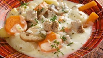 Un grand classique de la cuisine française (sans alcool), certainement le plat préféré des français !, la fameuse blanquette de veau à l'ancienne, à la façon de la Mère Mitraille, sans chichis, comme à la campagne. Diable que c'est bon en Automne et en Hiver !. Le terme « blanquette » vient de la couleur blanche de la sauce blanche à la crème et au beurre. Toutes les viandes blanches (dinde, poulet, volail, lapin, porc...), mais aussi agneau, ou poisson (lotte, daurade...), peuvent se préparer « en blanquette » bien que celle de veau reste une des références culinaires de la gastronomie française. L'origine exacte (localisation et date) de la blanquette de veau n'est pas évidente : région Lyonnaise, Picardie, Bourgogne, Ile de France... !Bon régal !