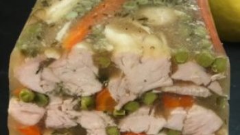 Recette pas cher et simple ! L'aspic au Poulet ou l'aspic est très simple à préparer. Sur la table de fête, Une telle viande en gelée et très brillante et belle. Coûts et temps minimum, mais vous obtenez un superbe plat pour une table de fête. Tout le monde voudra essayer cette recette. Une fois que vous l'aurez appréciez, vous apprécierez certainement de danser une des meilleures VALSE interpréter par Jérôme Robert et son orchestre " L'ARC EN CIEL TYROLIEN " ! Bonne journée à tous et à toutes !