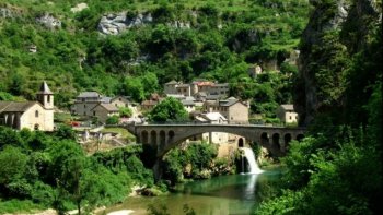 La Lozère ,l'ancien Gévaudan,départ français, Nord Est région  Occitanie, ,  chef lieu Mende.Surnommée départ des sources...Végétation: AUBRAC: prairies,pelouse, 
MARGERIDE: boisée,  conifères, feuillus.pattchwork, forêts .la,VALLÉE du LOTreboisée  en pinsnoirs. LES CÉVENNES :feuillus, résineux, LES CAUSSES:pelouses calcaires, résineux.