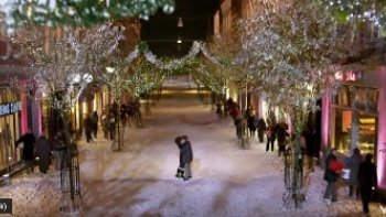 Décembre......la lumière du jour....se raréfie ...Mais dans les rues et dans les  coeurs,  elle brille  encore.....'espoir des fêtes,   joyeuses  et  familiales, et traditionnelles......AVec  ANdré Rieu,  au  violon.