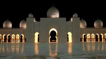 La mosquée « Sheikh Zayed», avec sa superficie totale de 22 412 mètres carrés et sa capacité à accueillir jusqu'à 40 000 visiteurs, est la plus grande mosquée des Émirats arabes unis et la vingtième au rang mondial1. Son nom vient du Sheikh Zayed ben Sultan Al Nahyane, le premier président des Émirats arabes unis et commanditaire de l'édifice.

Elle contient le plus grand lustre et le plus grand tapis artisanal au monde. 