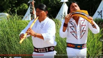 la flûte  de  Pan, résonne des notes  nostalgiques,du  pays natal ..........par ces deux virtuoses...