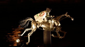  Ce poème m'a été inspiré par cette cavalière, masquée, si mystérieuse, chevauchant son " cheval volant ", sur la Seine, pour l'ouverture  des J. O. 2024. Spectacle magique !....   