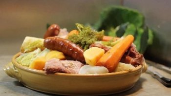 La potée auvergnate, le plaisir du classique ! Chaque région à son pot-au-feu, en Auvergne, il s'agit de la potée. A l'origine, ce plat rustique était cuisiné dans un large pot de terre, d'où son nom. Chaque famille veille jalousement sur sa recette mais tout le monde s'accroche sur une base de choux, de pommes de terre, de saucisses et de divers morceaux de porc comme le lard ou le jarret. Savoureuse et rassasiante, la potée est le plat réconfortant en toutes saison. ! ------ et la fête continue avec le bal musette animé par Sylvie PULLES avec la chanson " VIVE LES CHANSONS D AUVERGNE " ! 