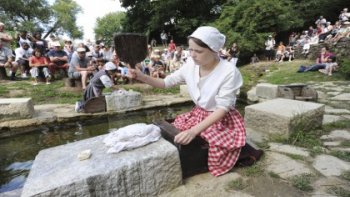 Bâti au 16ème siècle, le Village de Poul-Fétan qui signifie « le lavoir de la fontaine » en breton. Se situe sur le haut d'un vallon encaissé dominant la vallée du Blavet dans le sud Bretagne. Au 17ème siècle les fermes appartenaient à deux familles de riches paysans, qui les louaient à d'autres, plus modestes. Mais peu à peu, les paysans ont quitté les campagnes pour gagner la ville, et Poul-Fétan est tombé dans l'oubli. Acquis par la commune de Quistinic en 1977 et par la volonté d'une équipe de bénévoles, ce superbe lieu a été sauvé de sa ruine. De 1979 à 1992, les batiments furent restaurés ainsi que celle du terroir jusqu'en 1994. En 1985, l'association Poul-Fétan fait revivre le village, animé par une équipe qui s'attèle à la réintroduction de races anciennes d'animaux et à la valorisation des savoir-faire ancestraux. Bien plus qu'un écomusée, les nombreuses animations font revivre le quotidien des paysans de la Basse-Bretagne au XIXe siècle. !