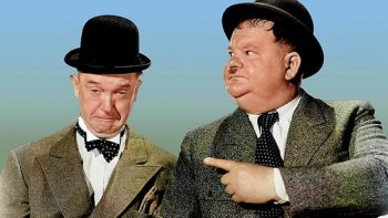 Les montagnards sont là est un film musical américain réalisé par John G. Blystone en 1938, mettant en vedette Laurel et Hardy. Parce que dans les Alpes il y a beaucoup de fromage, Laurel et Hardy tentent d'y vendre des pièges à rats. Non loin de là, à l'hôtel des Alpes, le célèbre compositeur viennois Victor Albert est  venu se ressourcer et travailler, incognito, sur sa prochaine opérette tyrolienne et surtout loin de son épouse, accompagné par Edward, son imprésario. C'est une nouvelle fois le grand sens des affaires de nos compères qui les pousse à se retrouver dans l'obligation de travailler à la plonge de l'hôtel des Alpes lorsque survient Anna Albert, la cantatrice bien connue et épouse du compositeur, bien décidée à retrouver son marie et à ne pas être tenue à l'écart. Elle se fait engager comme femme de chambre et fait les yeux doux à Olivier pour attiser la jalousie de Victor Albert. Mais tout finira par rentrer dans l'ordre et ce malgré l'intervention....d'un gorille ! ----- Et ensuite c'est Gigiboulet qui vous propose la chanson " HALTE LÀ ! LES MONTAGNARDS SONT LÀ " Chanson des montagnards des Pyrénées. Vive la montagne quand elle est belle !