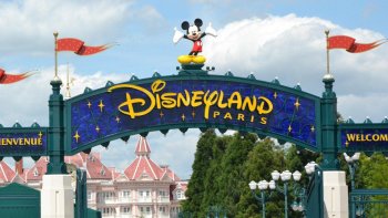 Disneyland Paris est un complexe touristique où se trouvent les parcs à thèmes, les hôtels et les restaurants de Disney. Ce lieu comprend deux parcs différents : Disneyland et Walt Disney Studios. Le complexe a été inauguré le 12 avril 1992, sous le nom d'EuroDisney. En 1995, il a été renommé Disneyland Paris pour des raisons stratégiques, puisque la marque a éprouvé quelques difficultés financières durant les premières années. Actuellement, le complexe accueille chaque année presque 15 millions de visiteurs par an, faisant de Disneyland Paris, l'une des attractions touristiques les plus prisées de la capitale. !